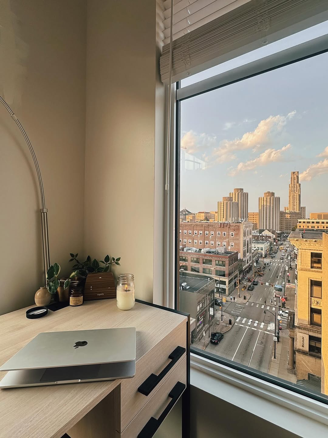 Best views in Oakland \u2728\ud83c\udf06\n\nSign early to secure your space before we're sold out! And\u2014 if you tour between now and 10\/30, you're entered for a chance to win a Boo Basket + Apple AirPods!\n\nWe can't wait to welcome you HERE \ud83d\udc6d\ud83e\ude77