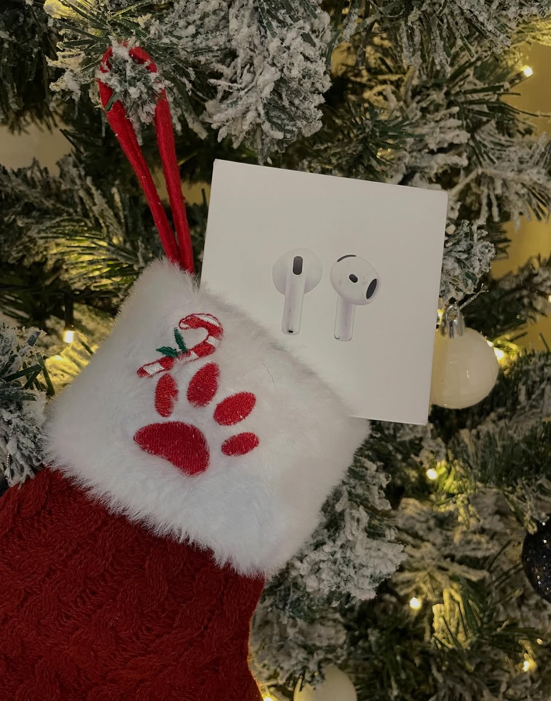 Closed. Day 8 of 12 Days of Giveaways: WIN AIRPODS! \ud83c\udfa7 \n\nToday's prize is everyone's favorite study buddy\u2026 AirPods! \ud83d\udc40\u2728\n\nHow to enter:\n\ud83c\udfb5 follow @herepitt \n\ud83c\udfb5like this post\n\ud83c\udfb5 comment your Top Song from this past year (we need to know what's been on repeat \ud83d\udc40\ud83c\udfb6)\n\nWinner announced tomorrow on our story. \n\nLet the music play \ud83c\udfbc
